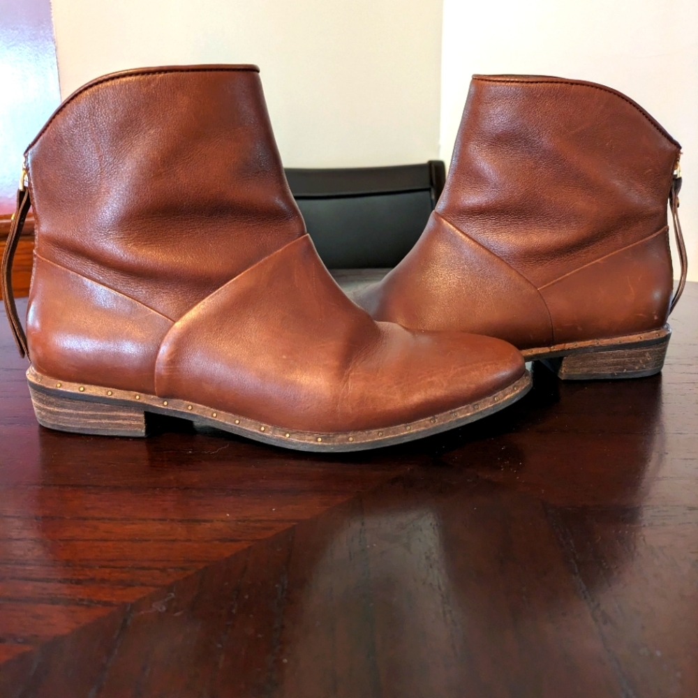 Ugg size 8 Chelsea boot